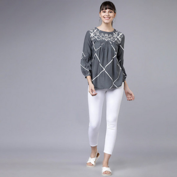 https://designerszone.in/vi/products/women-grey-and-white-printed-a-line-top