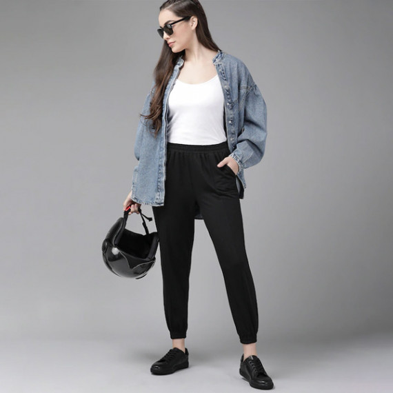 https://designerszone.in/vi/products/women-black-solid-straight-fit-cropped-joggers