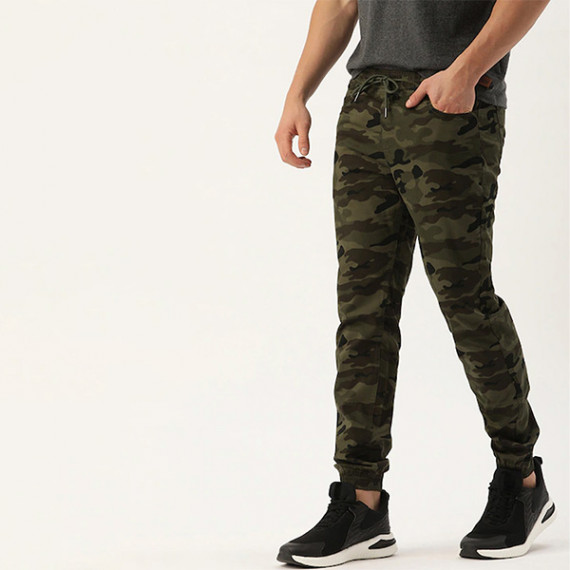 https://designerszone.in/vi/products/men-olive-green-camouflage-printed-slim-fit-joggers-trousers