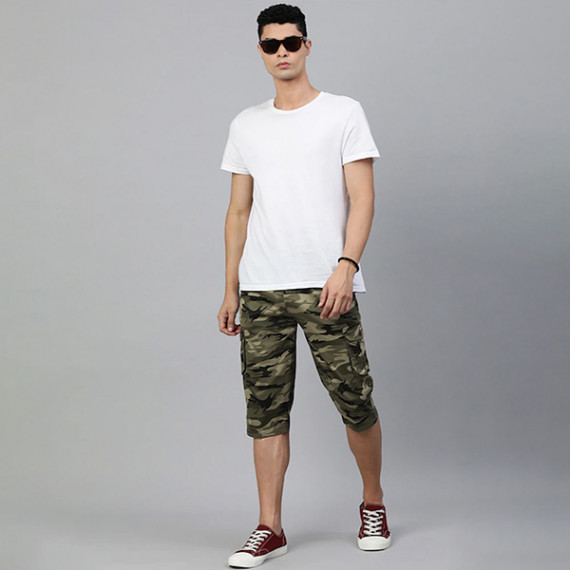 https://designerszone.in/vi/products/men-olive-green-beige-camouflage-printed-pure-cotton-34th-cargo-shorts