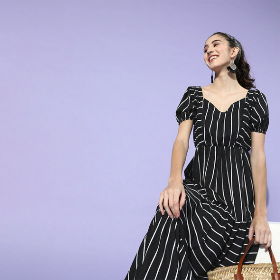 https://designerszone.in/vi/products/black-white-striped-crepe-maxi-dress